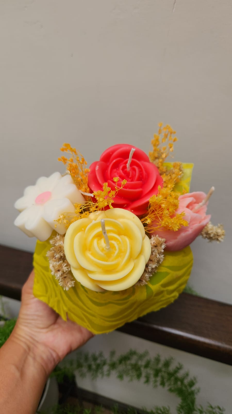 Bouquet artesanal en maceta cerámica gris ángulo frontal